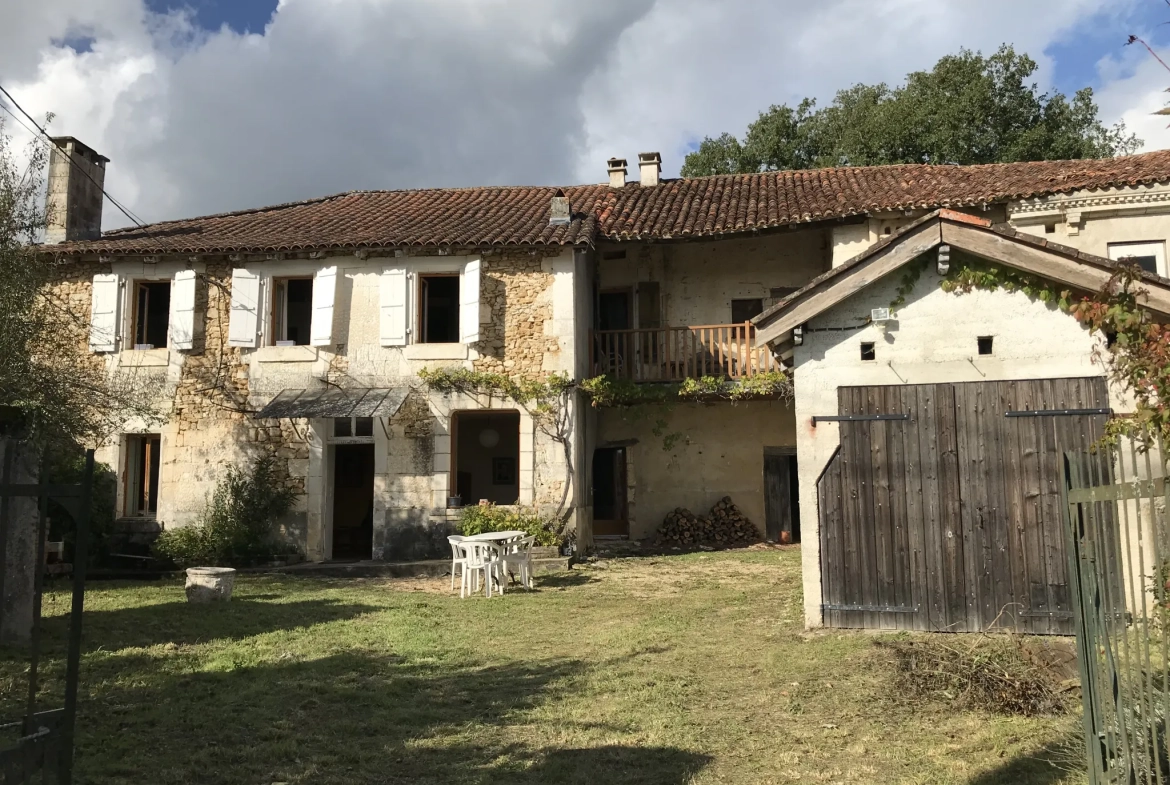Charmante maison en pierre avec jardin et vue campagne à Saint-Just 