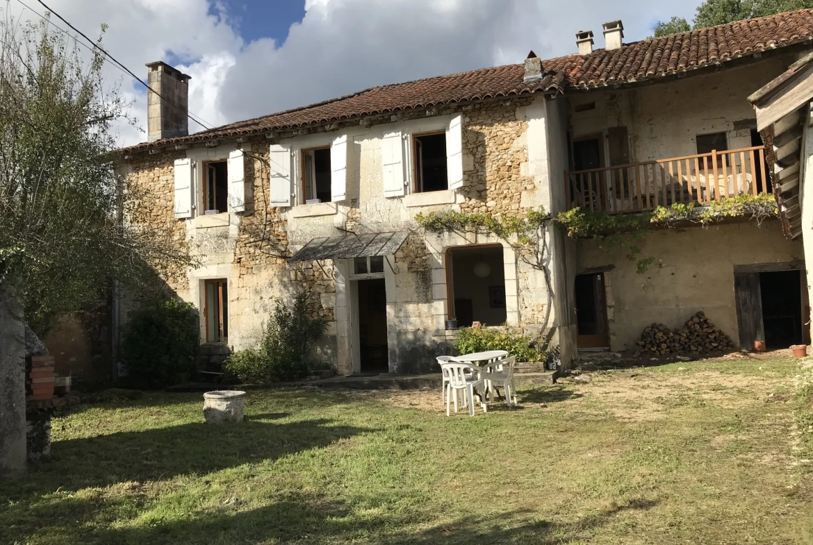 Charmante maison en pierre avec jardin et vue campagne à Saint-Just 
