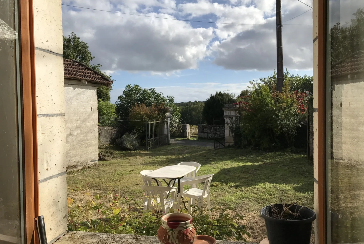 Charmante maison en pierre avec jardin et vue campagne à Saint-Just 