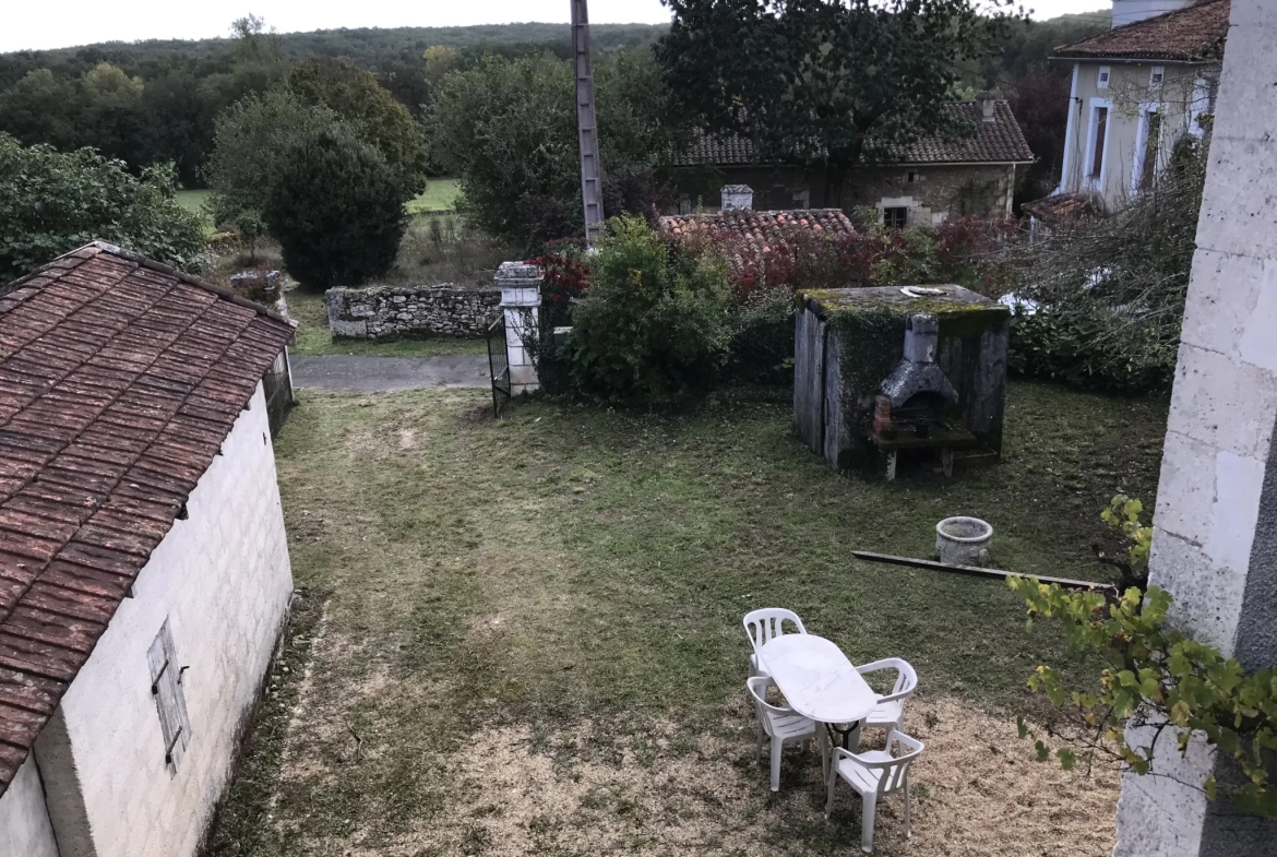 Charmante maison en pierre avec jardin et vue campagne à Saint-Just 