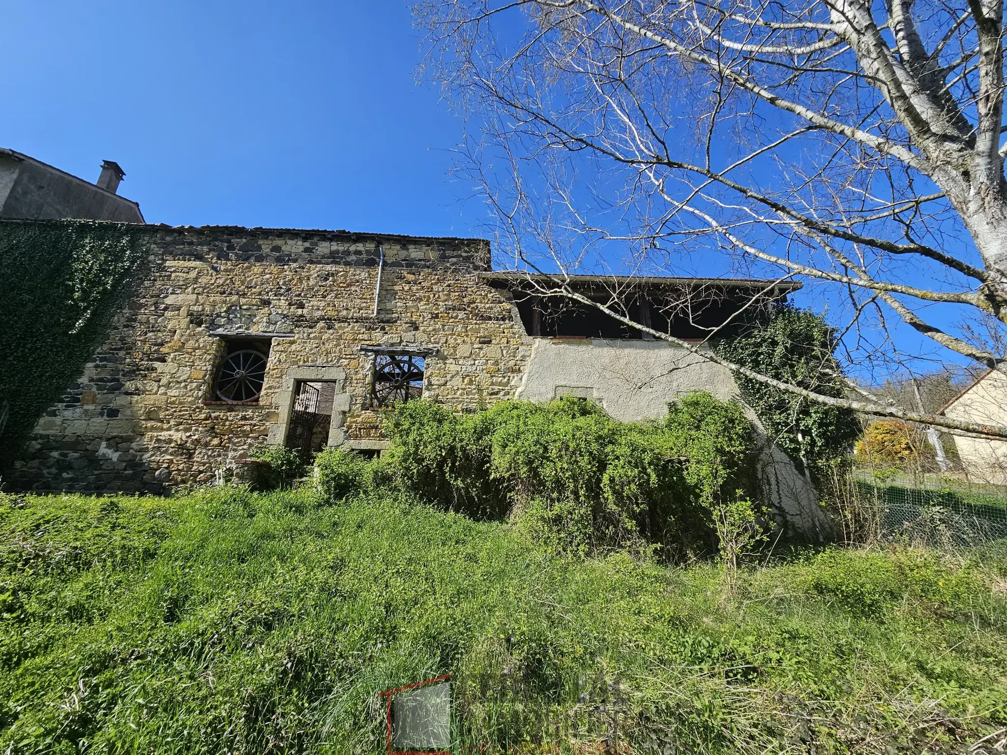 Ancienne auberge en pierre à rénover à LAPS - Bien immobilier avec dépendances 