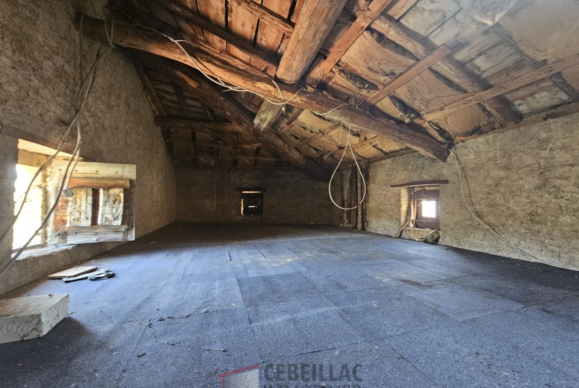 Ancienne auberge en pierre à rénover à LAPS - Bien immobilier avec dépendances 