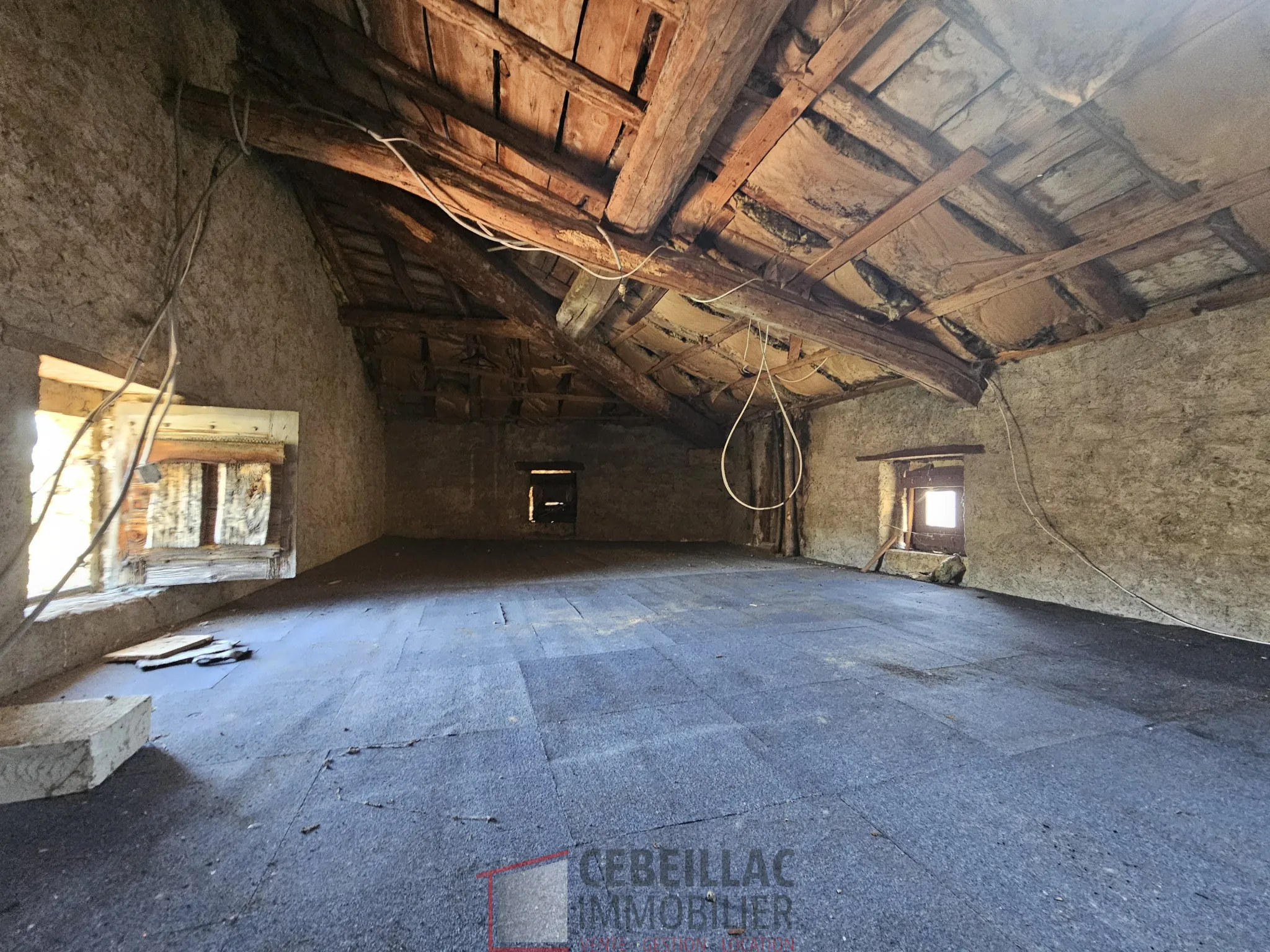 Ancienne auberge en pierre à rénover à LAPS - Bien immobilier avec dépendances 