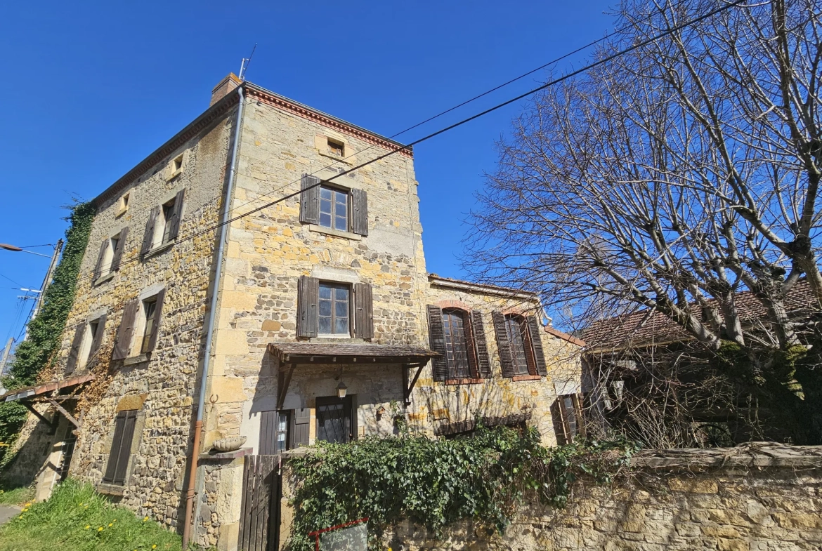 Ancienne auberge en pierre à rénover à LAPS - Bien immobilier avec dépendances 