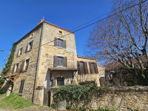 Ancienne auberge en pierre à rénover à LAPS - Bien immobilier avec dépendances