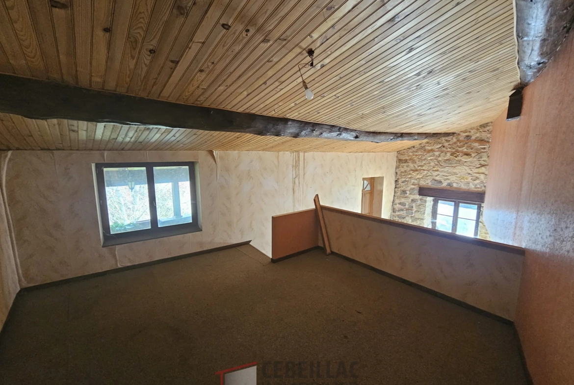 Ancienne auberge en pierre à rénover à LAPS - Bien immobilier avec dépendances 