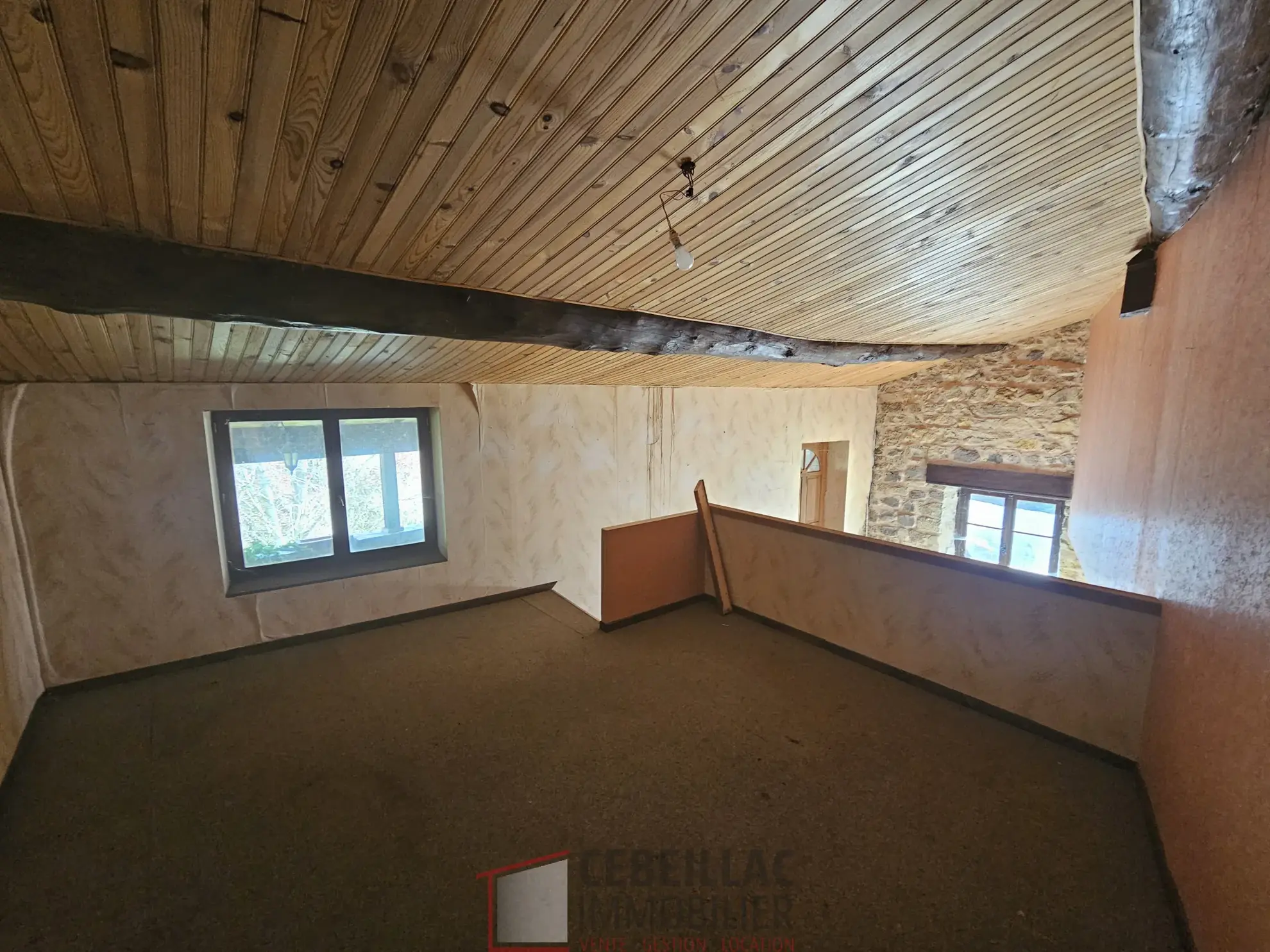 Ancienne auberge en pierre à rénover à LAPS - Bien immobilier avec dépendances 