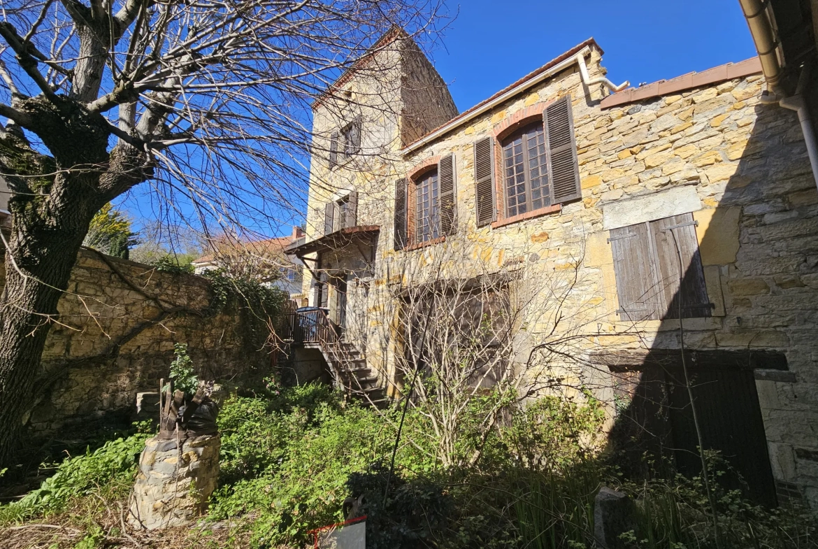 Ancienne auberge en pierre à rénover à LAPS - Bien immobilier avec dépendances 