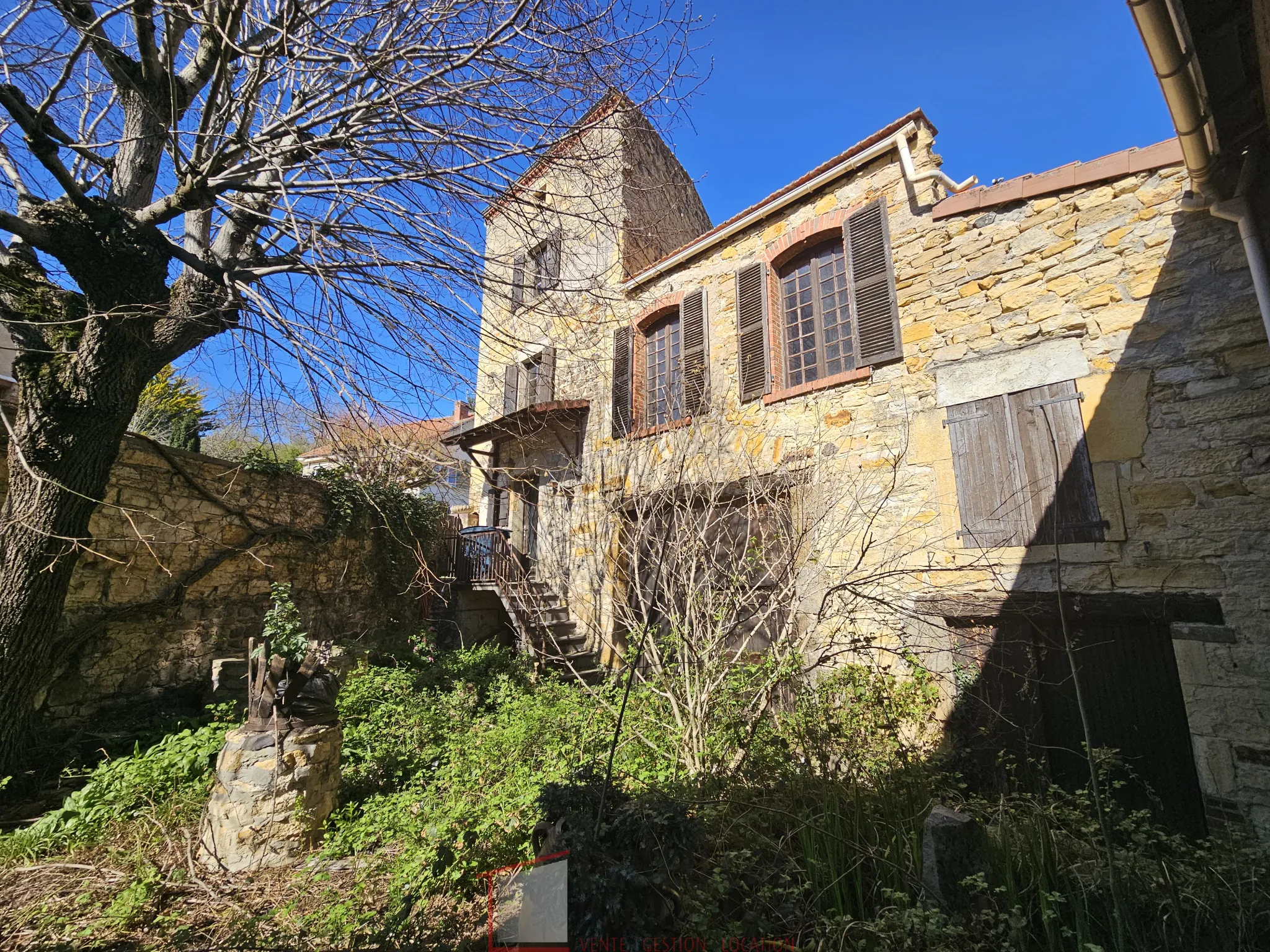 Ancienne auberge en pierre à rénover à LAPS - Bien immobilier avec dépendances 