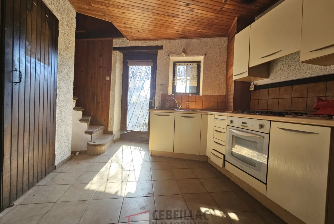 Ancienne auberge en pierre à rénover à LAPS - Bien immobilier avec dépendances 