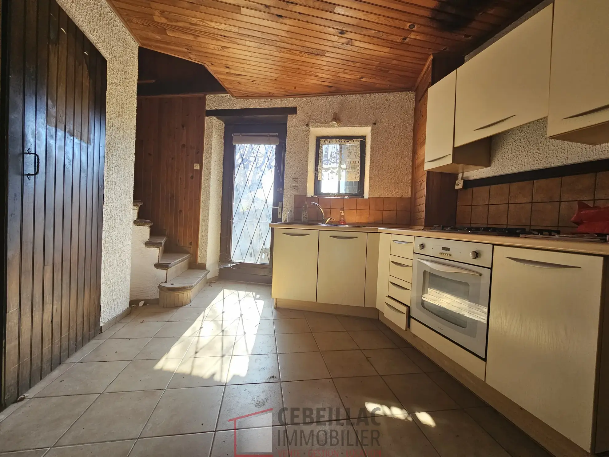 Ancienne auberge en pierre à rénover à LAPS - Bien immobilier avec dépendances 