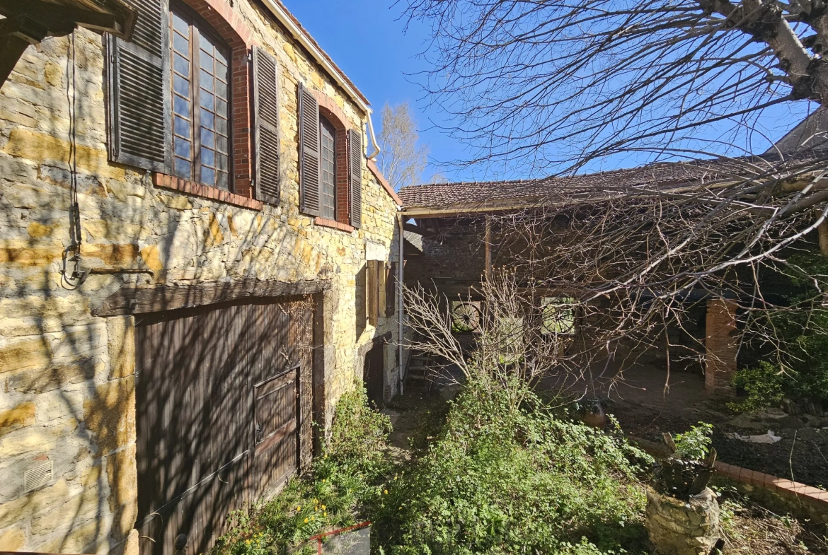 Ancienne auberge en pierre à rénover à LAPS - Bien immobilier avec dépendances 