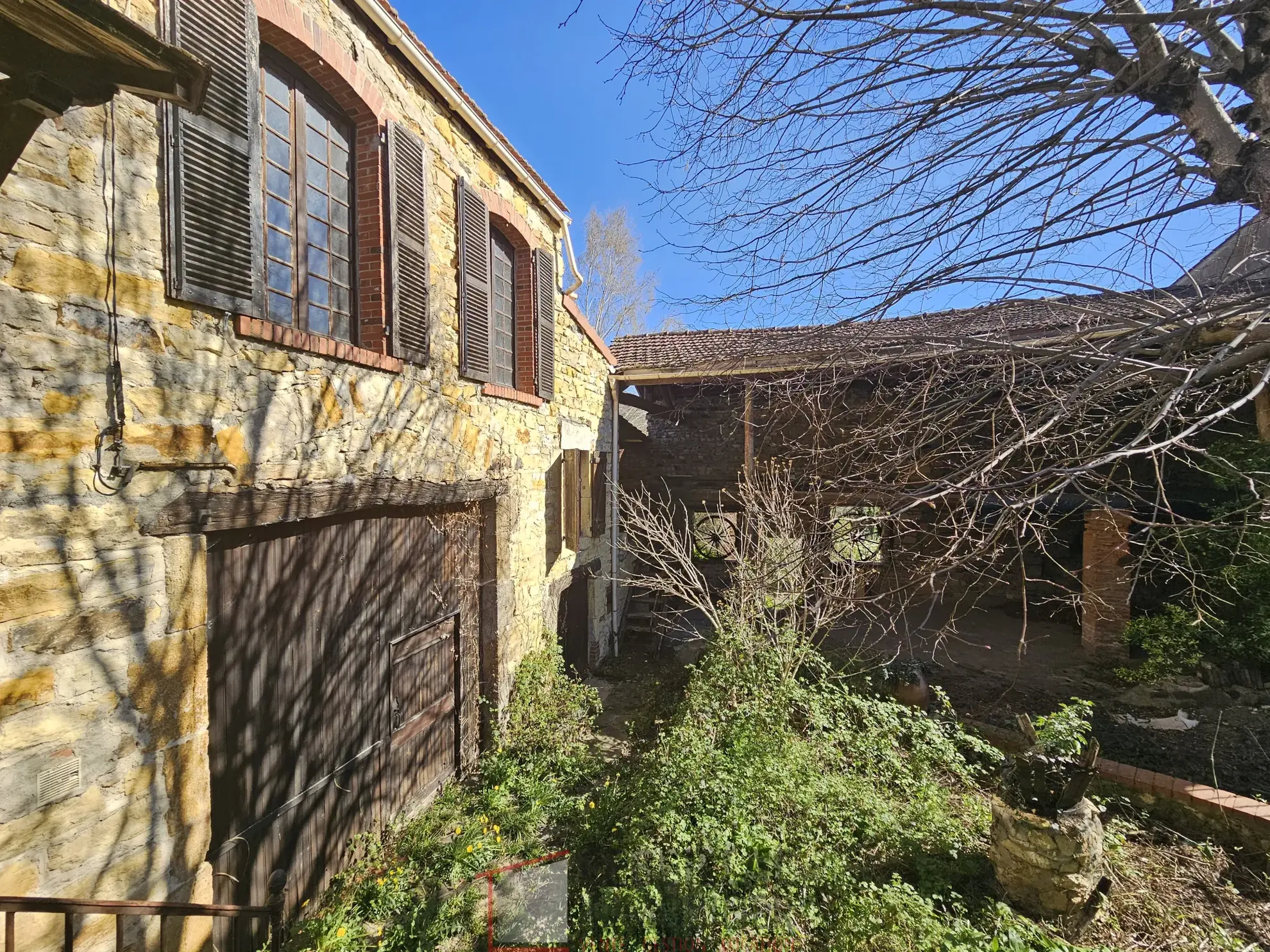 Ancienne auberge en pierre à rénover à LAPS - Bien immobilier avec dépendances 