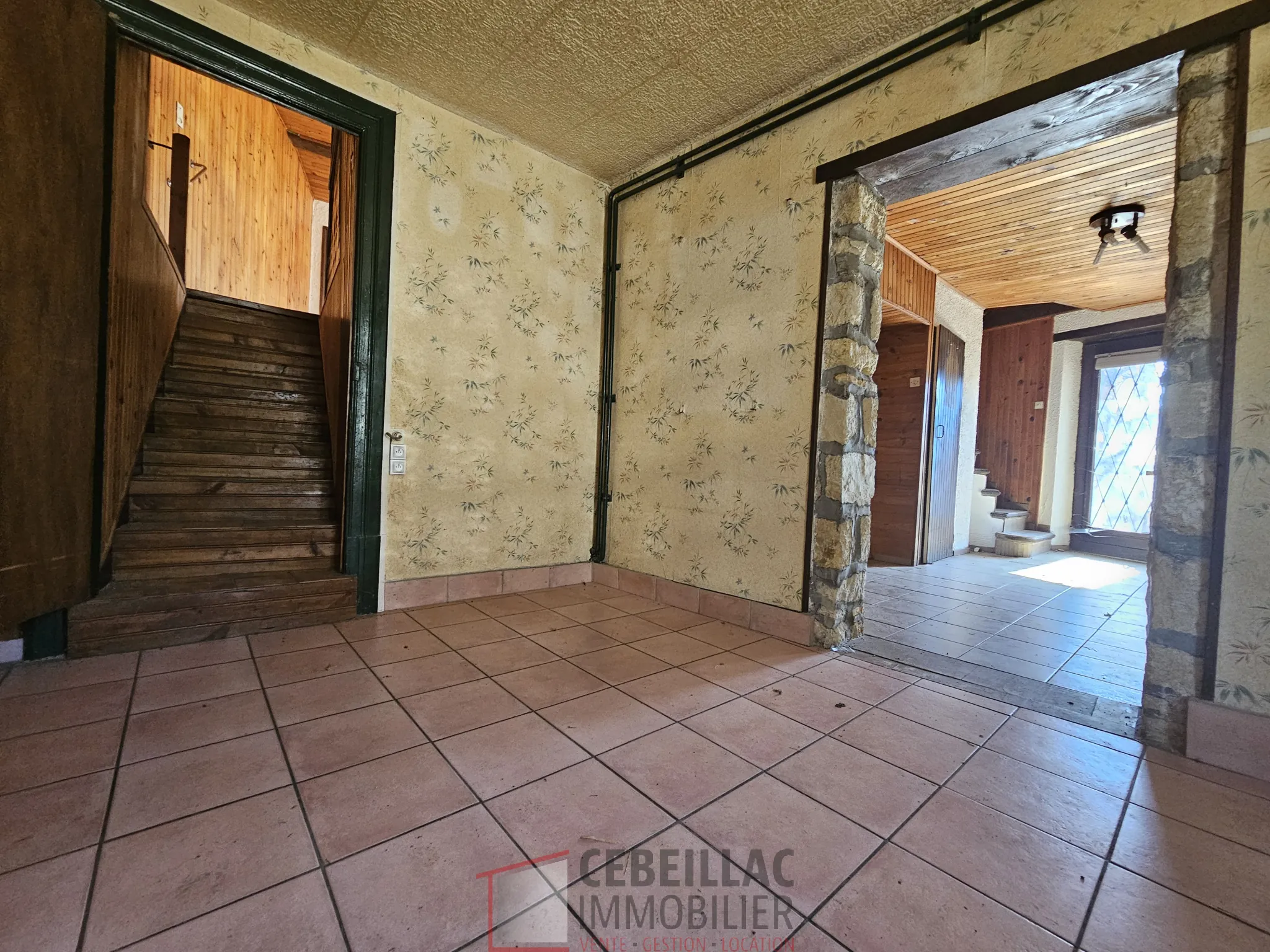 Ancienne auberge en pierre à rénover à LAPS - Bien immobilier avec dépendances 