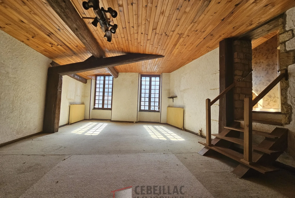 Ancienne auberge en pierre à rénover à LAPS - Bien immobilier avec dépendances 
