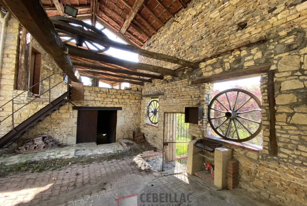 Ancienne auberge en pierre à rénover à LAPS - Bien immobilier avec dépendances 