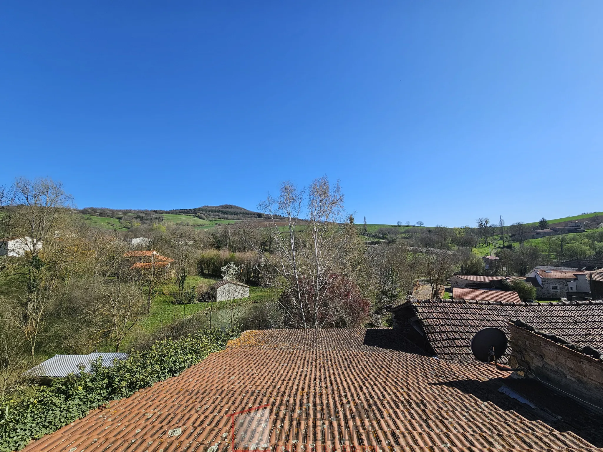 Ancienne auberge en pierre à rénover à LAPS - Bien immobilier avec dépendances 
