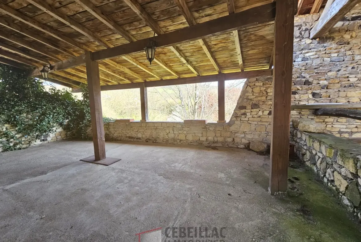 Ancienne auberge en pierre à rénover à LAPS - Bien immobilier avec dépendances 