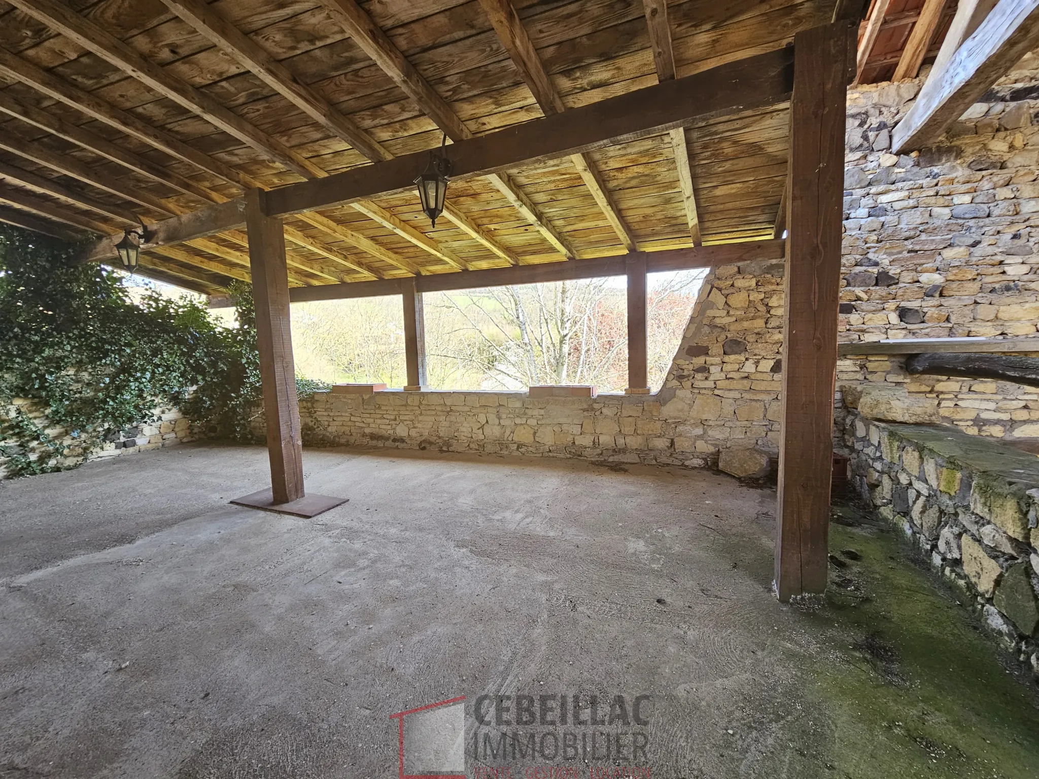 Ancienne auberge en pierre à rénover à LAPS - Bien immobilier avec dépendances 