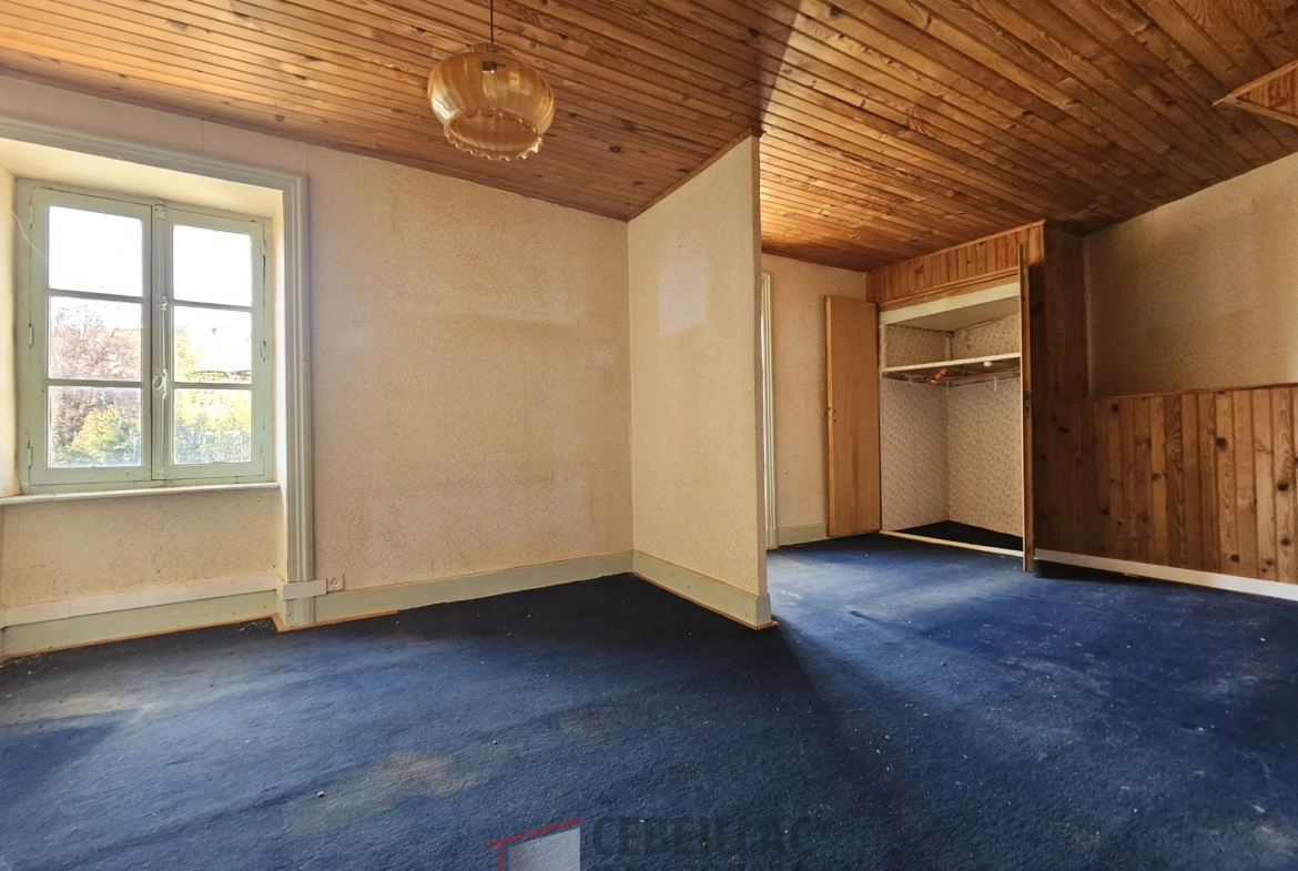 Ancienne auberge en pierre à rénover à LAPS - Bien immobilier avec dépendances 