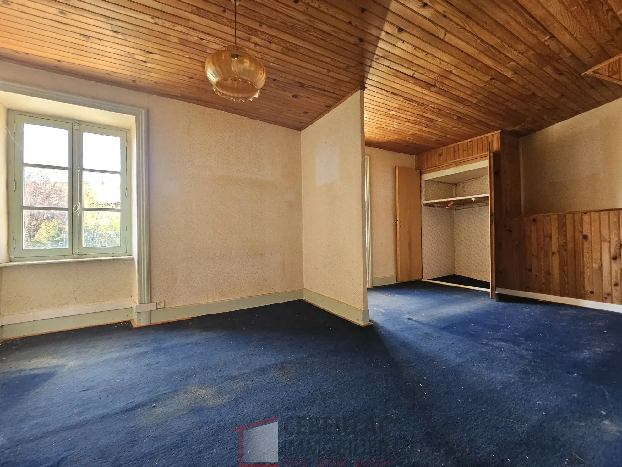 Ancienne auberge en pierre à rénover à LAPS - Bien immobilier avec dépendances 
