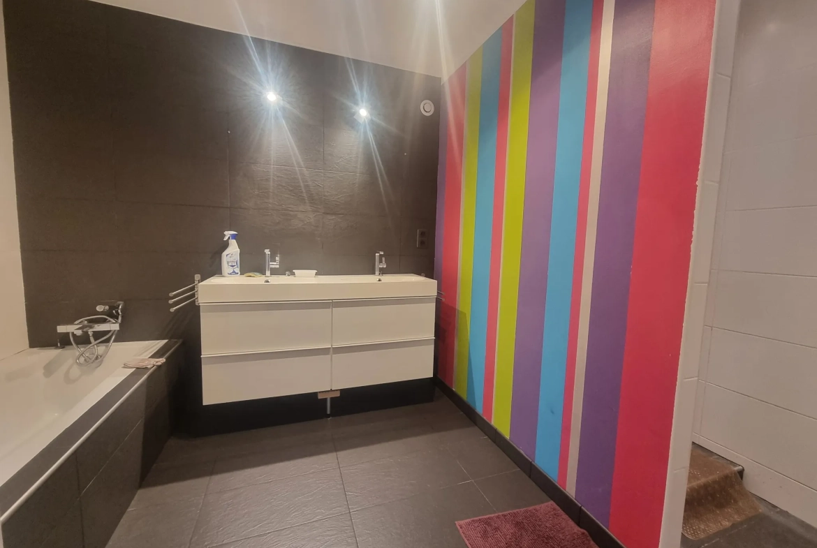 Grand appartement de 153 m² avec 4 chambres, terrasses et parking à Névian 