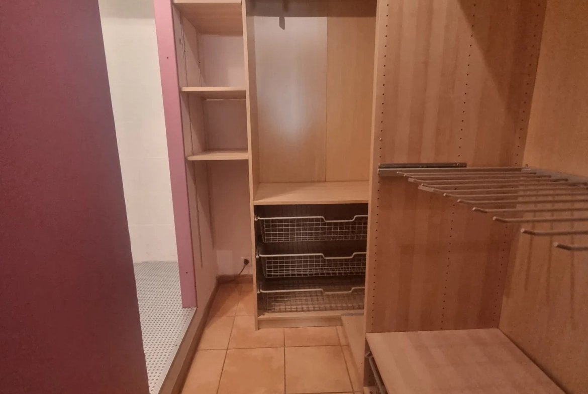 Grand appartement de 153 m² avec 4 chambres, terrasses et parking à Névian 