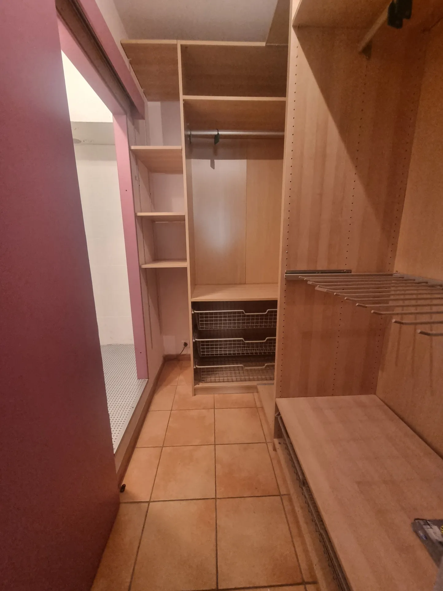 Grand appartement de 153 m² avec 4 chambres, terrasses et parking à Névian 