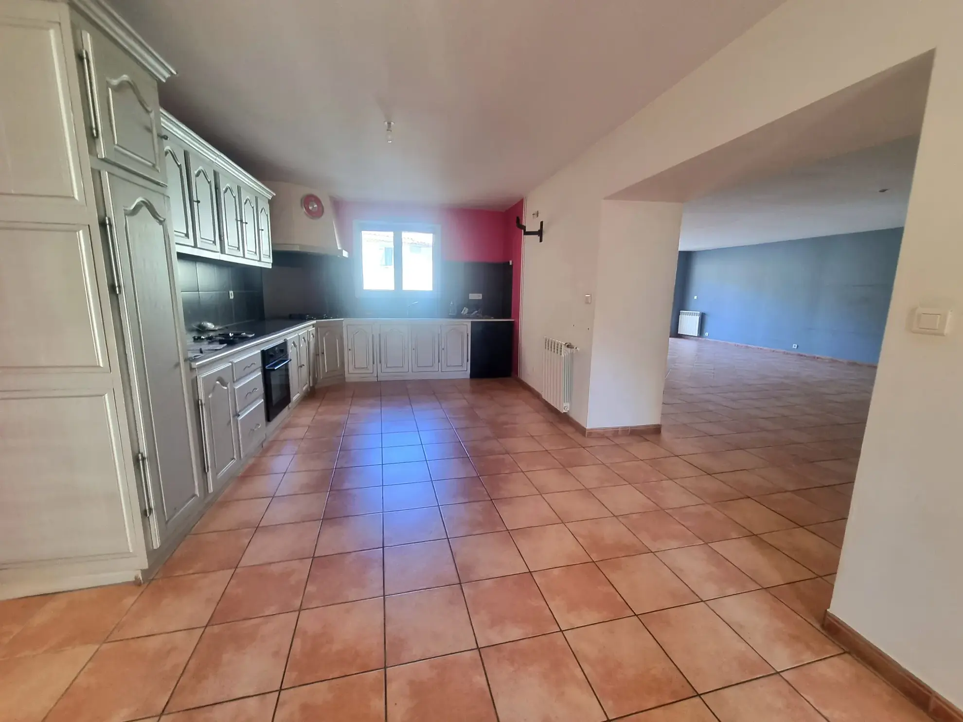 Grand appartement de 153 m² avec 4 chambres, terrasses et parking à Névian 