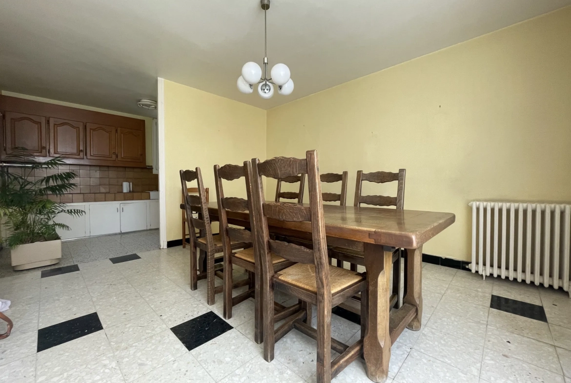 A vendre maison 3 chambres en centre-ville de Prémery, avec garage et jardin 