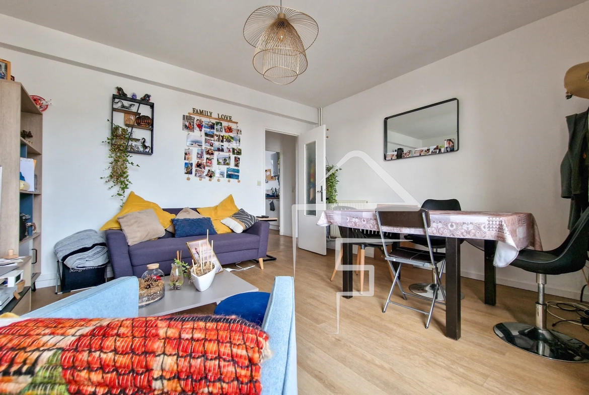 Grand T3 lumineux à Nantes, proximité commerces et transports, avec cave et parking 