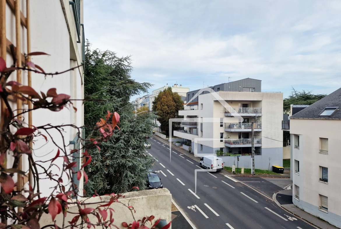 Grand T3 lumineux à Nantes, proximité commerces et transports, avec cave et parking 