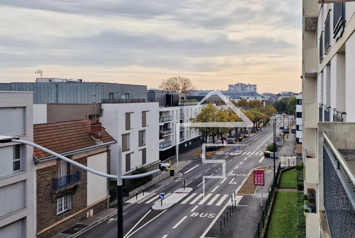 Grand T3 lumineux à Nantes, proximité commerces et transports, avec cave et parking 