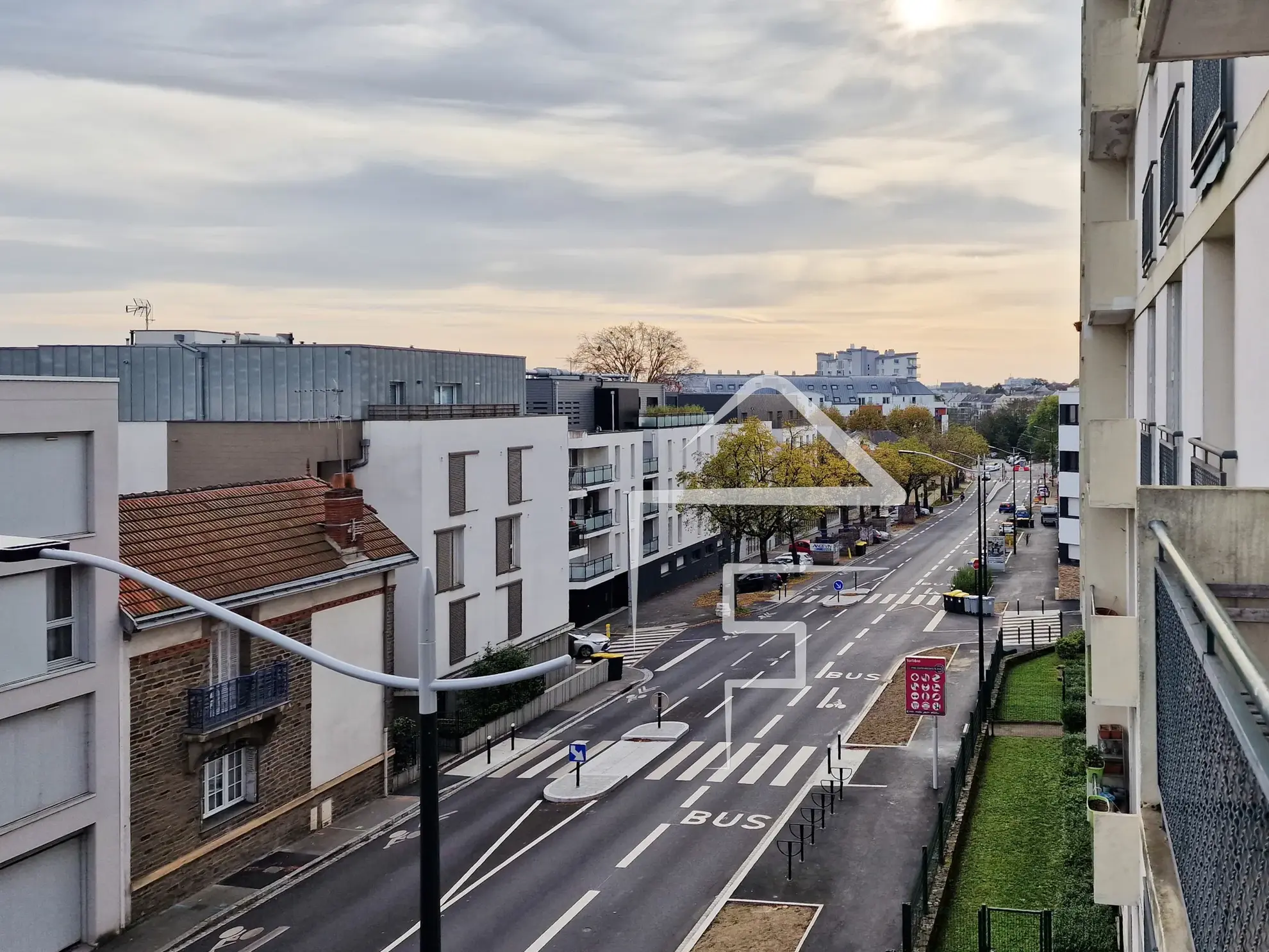 Grand T3 lumineux à Nantes, proximité commerces et transports, avec cave et parking 