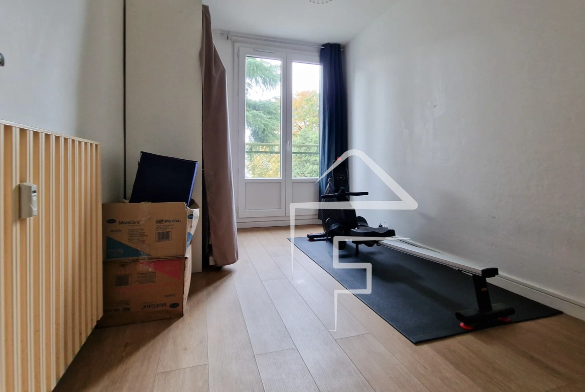 Grand T3 lumineux à Nantes, proximité commerces et transports, avec cave et parking 