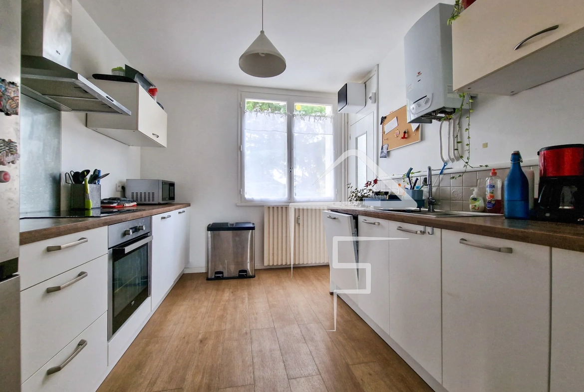 Grand T3 lumineux à Nantes, proximité commerces et transports, avec cave et parking 