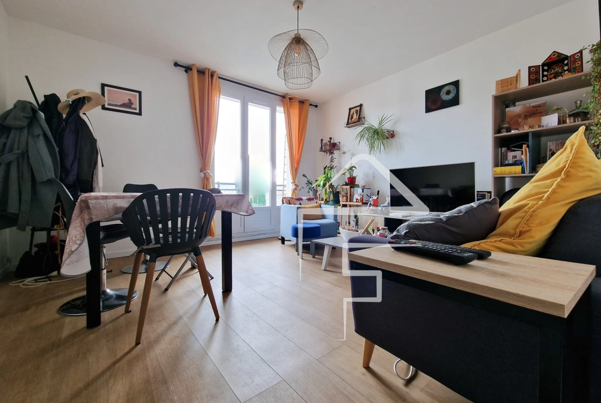 Grand T3 lumineux à Nantes, proximité commerces et transports, avec cave et parking 
