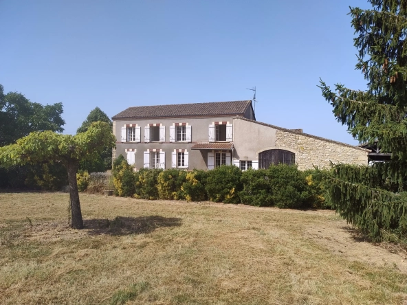 Ancienne ferme viticole à Caplong avec dépendances et terrain de 6095 m²