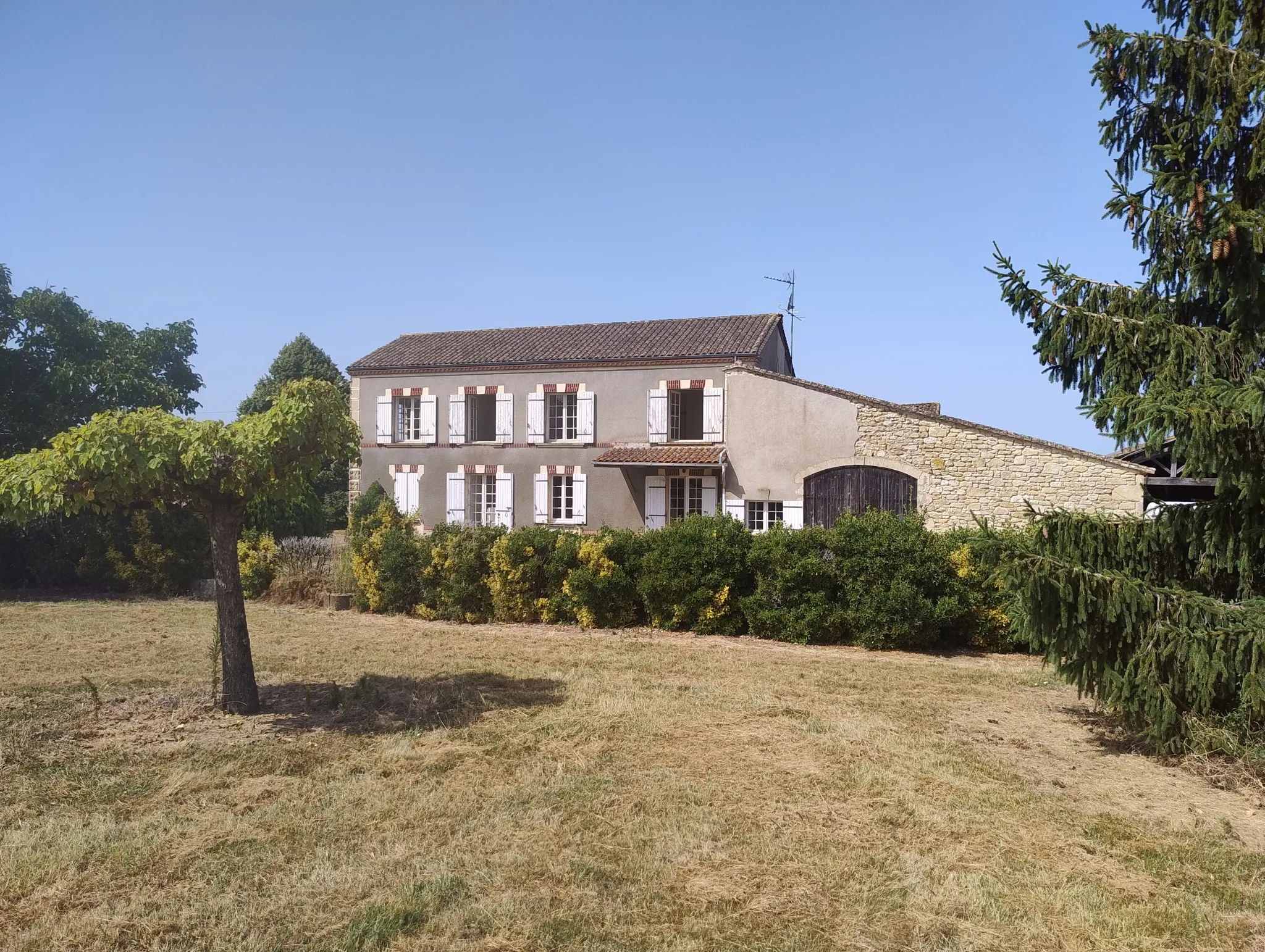 Ancienne ferme viticole à Caplong avec dépendances et terrain de 6095 m² 