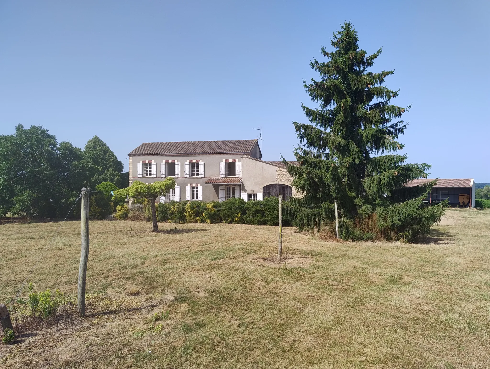 Ancienne ferme viticole à Caplong avec dépendances et terrain de 6095 m² 
