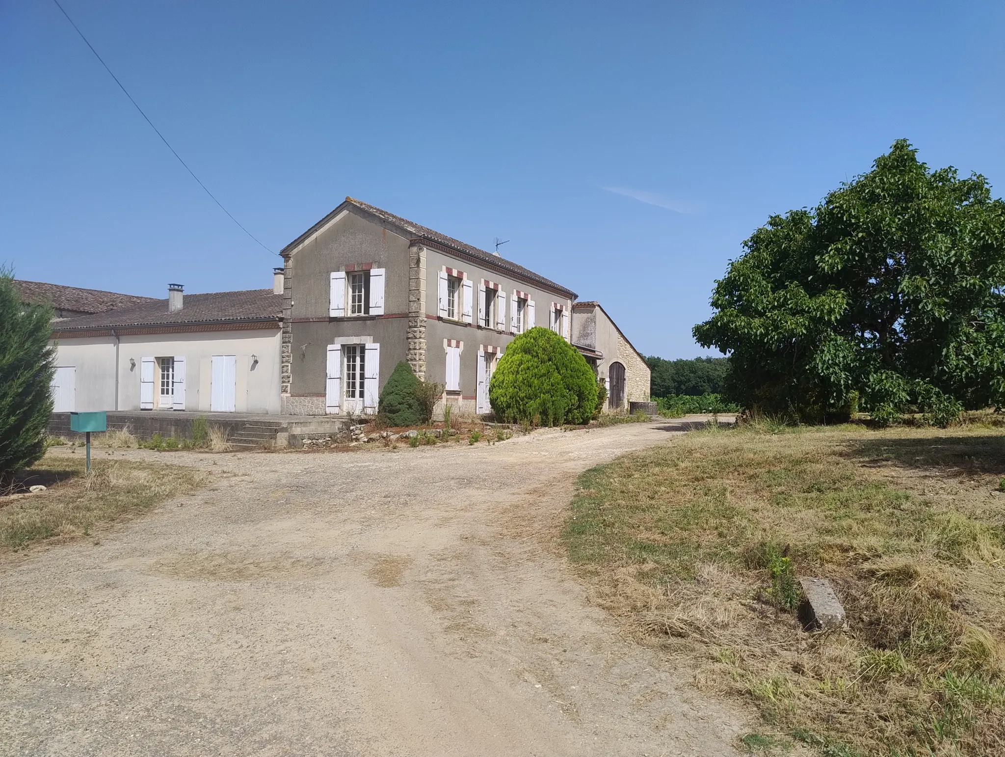 Ancienne ferme viticole à Caplong avec dépendances et terrain de 6095 m² 