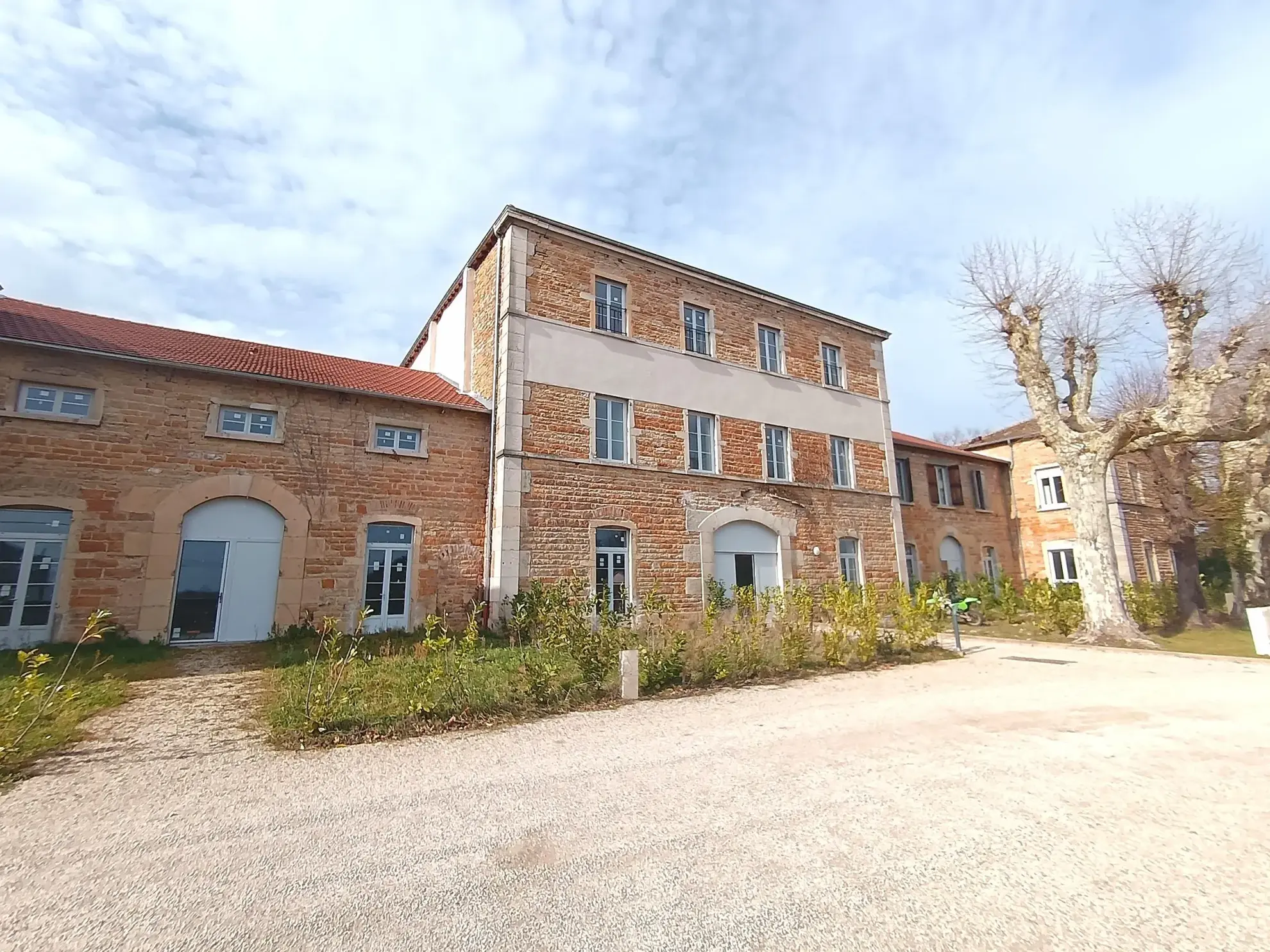 Appartement 5 pièces rénové avec terrasse à Crêches-sur-Saône 