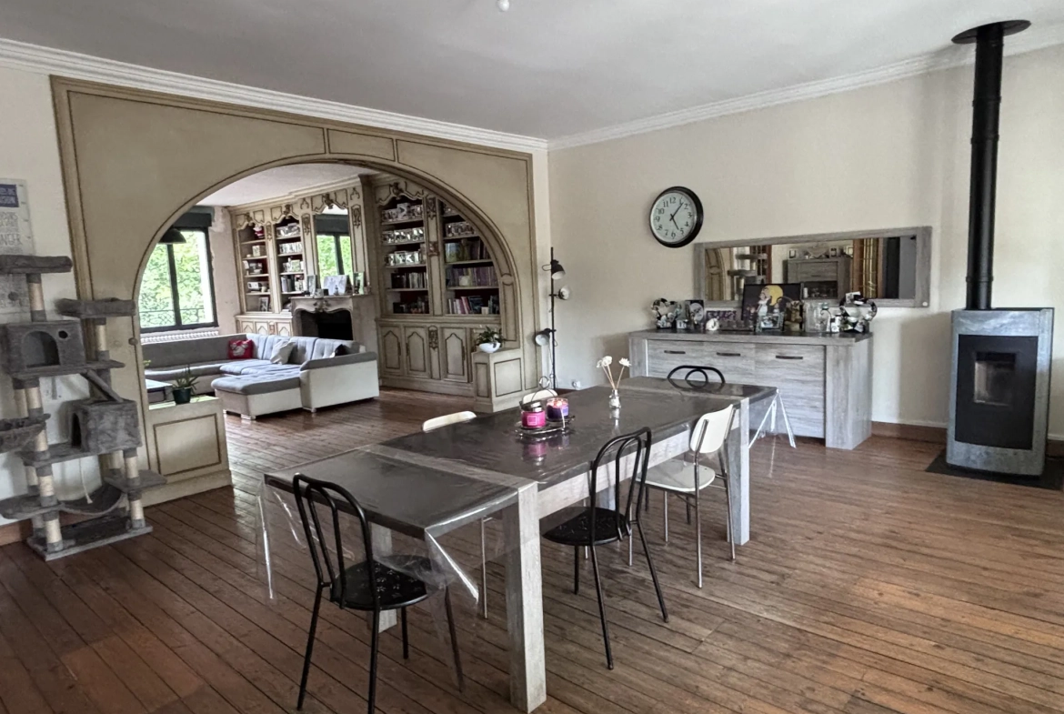 Maison avec local professionnel et habitation à Roye – 332 m² 