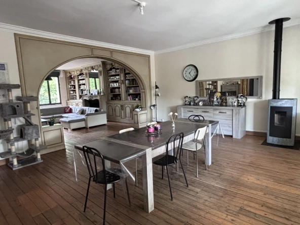 Maison avec local professionnel et habitation à Roye – 332 m²
