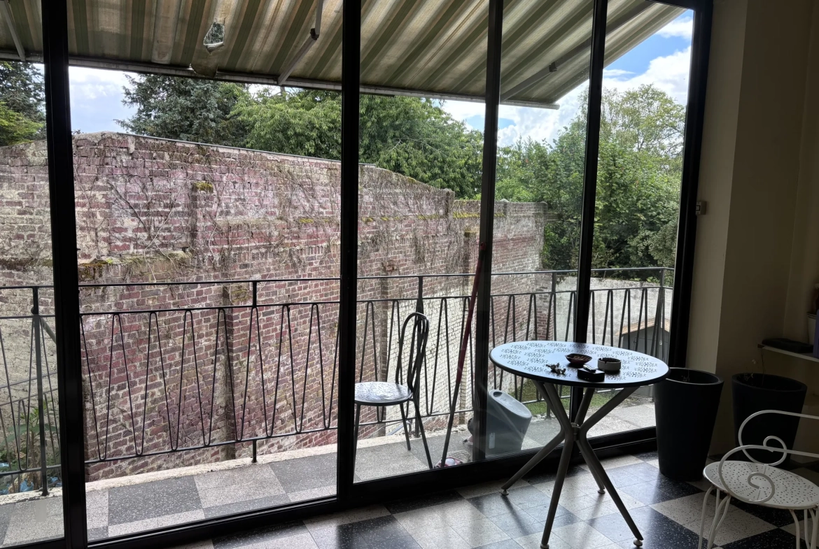 Maison avec local professionnel et habitation à Roye – 332 m² 