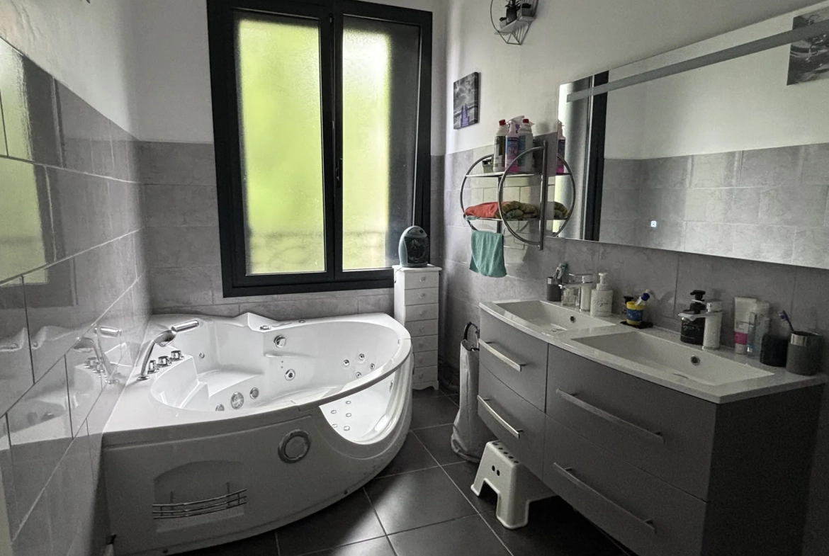 Maison avec local professionnel et habitation à Roye – 332 m² 