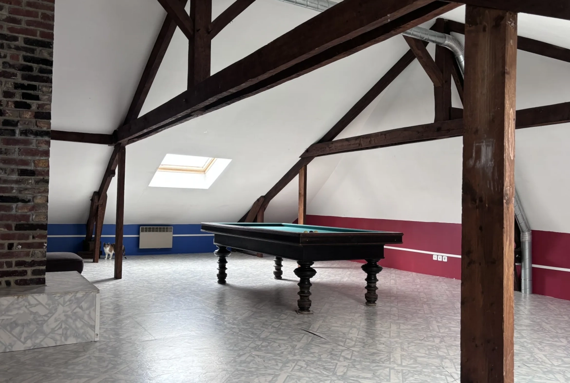 Maison avec local professionnel et habitation à Roye – 332 m² 