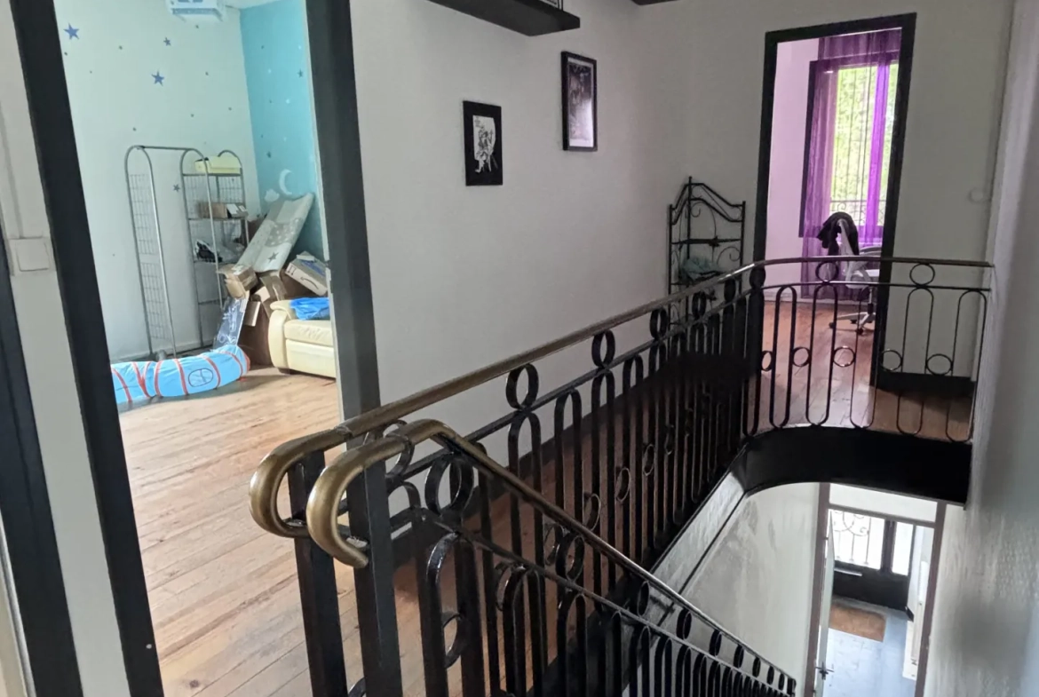 Maison avec local professionnel et habitation à Roye – 332 m² 
