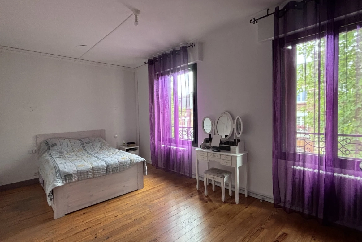 Maison avec local professionnel et habitation à Roye – 332 m² 