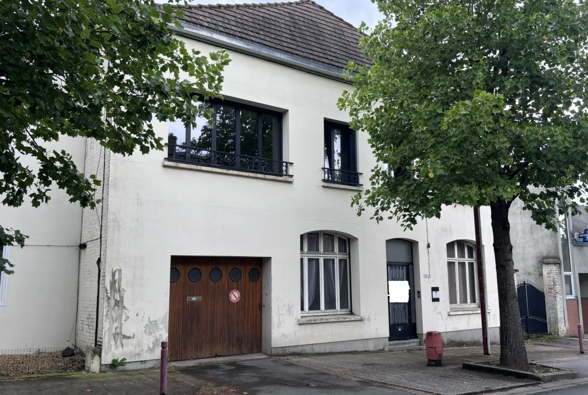 Maison avec local professionnel et habitation à Roye – 332 m² 